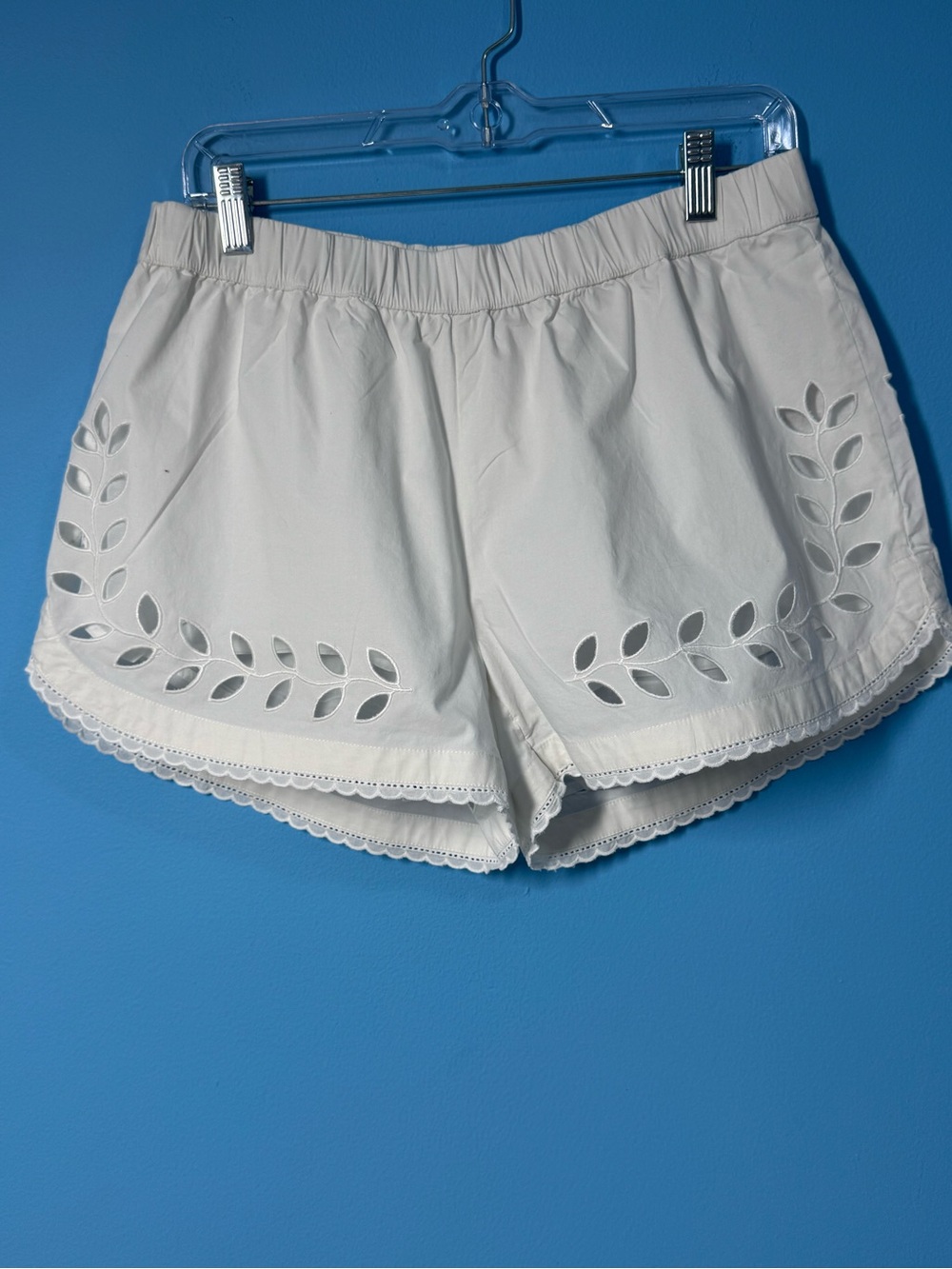 Vineyard Vines Women's White
Cotton Eyelet Hem Pull-On
Shorts - Picture 7 of 9
